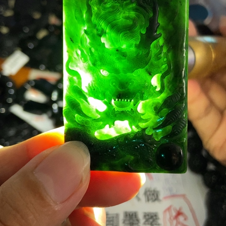 翡翠未镶嵌颈饰墨翠龙