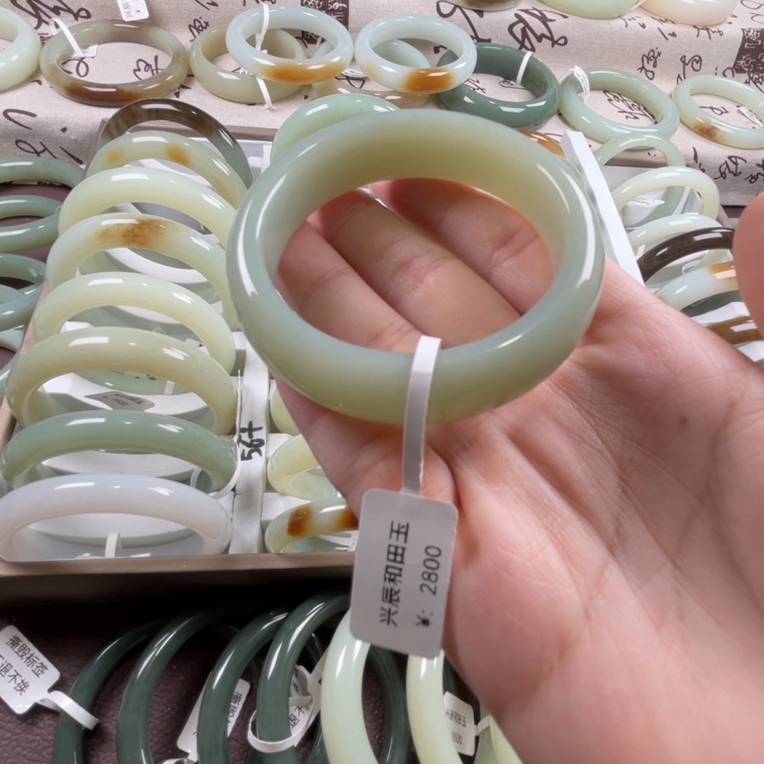 和田玉手镯未镶嵌