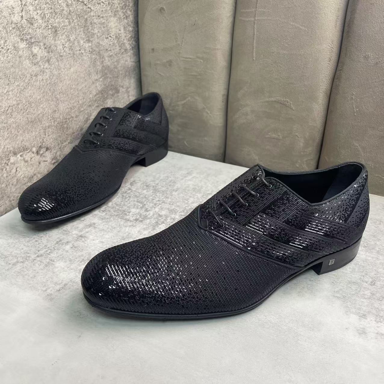 全新未使用 LouisVuitton/路易威登 黑色皮革雕花尖头皮鞋/40.5码