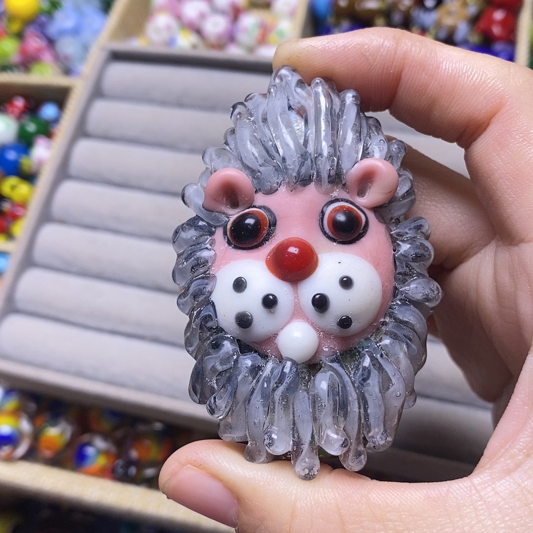 琉璃颈饰银发粉脸大狮子