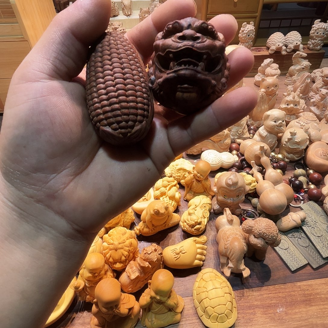 青***溪大叶黄花梨手把件摆件