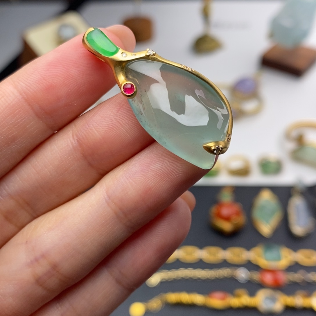 翡翠18K金镶嵌颈饰隐