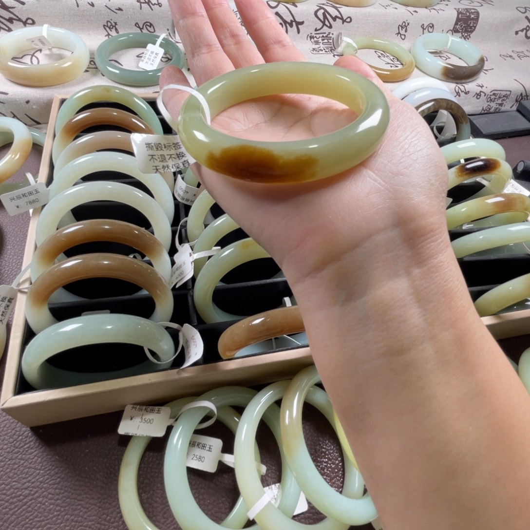 和田玉未镶嵌手镯