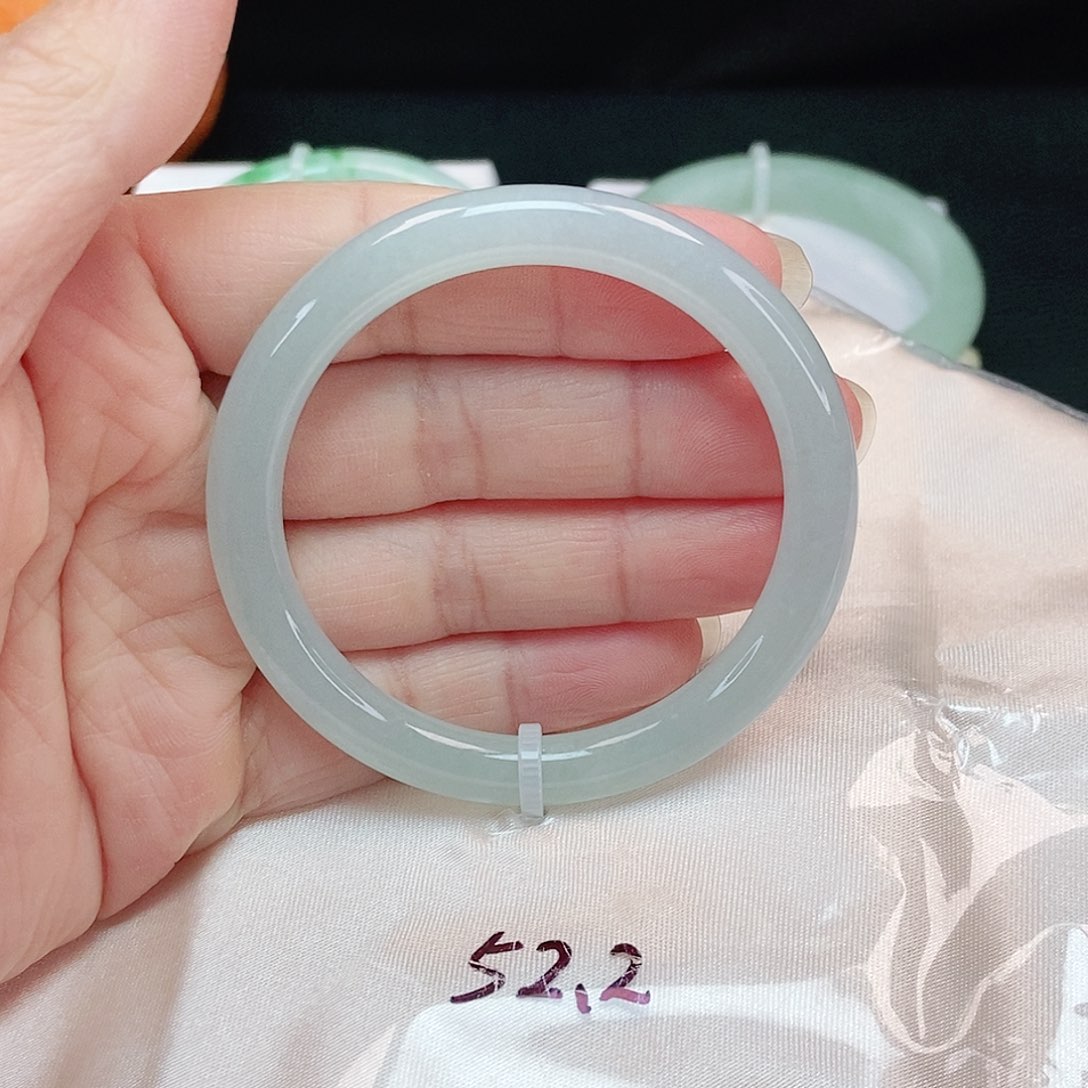 翡翠手镯未镶嵌正圆