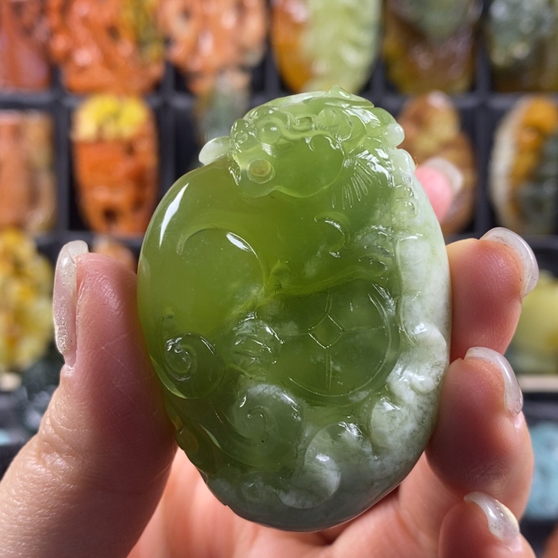 蛇纹石玉颈饰合金