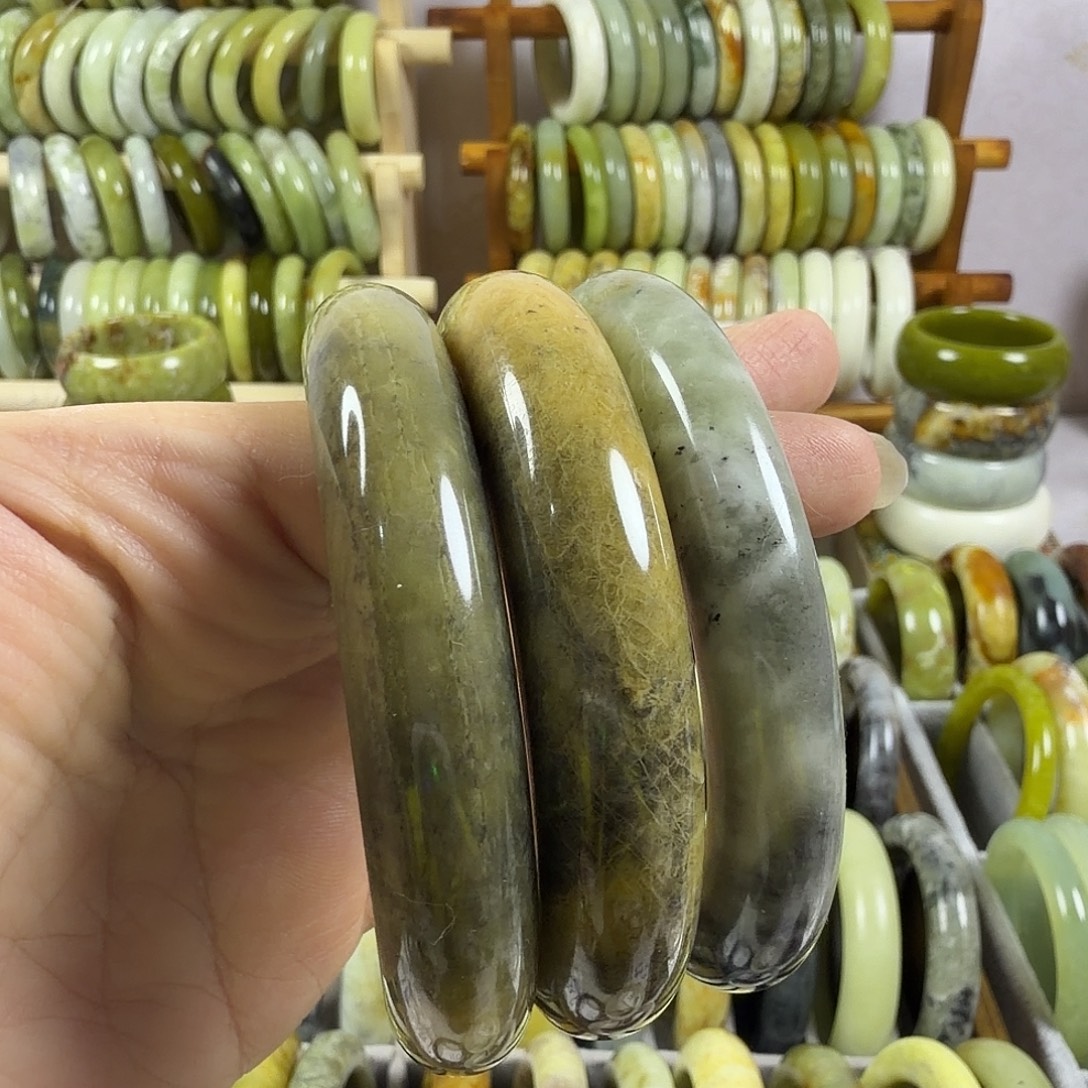 筱****蛇纹石玉未镶嵌手镯