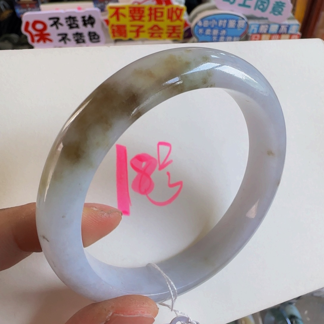翡翠手镯未镶嵌老坑。57