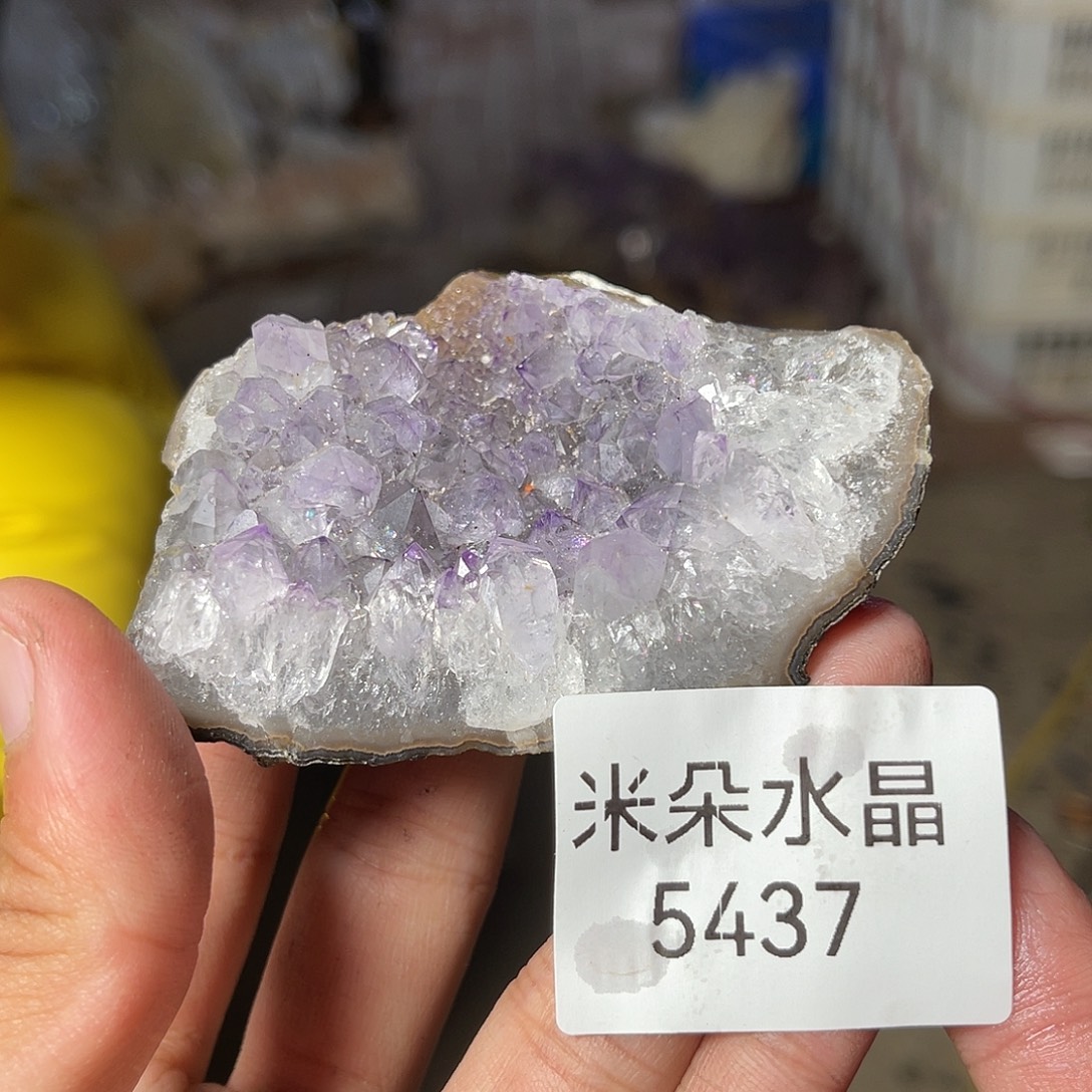 咕***:珠宝半成品未镶嵌水晶