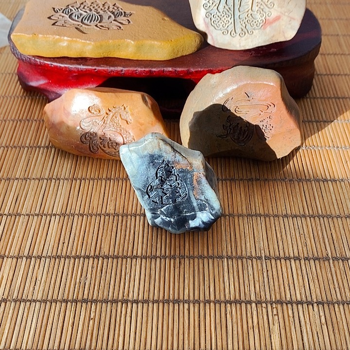 刚***子原石雕刻工艺品手把摆件