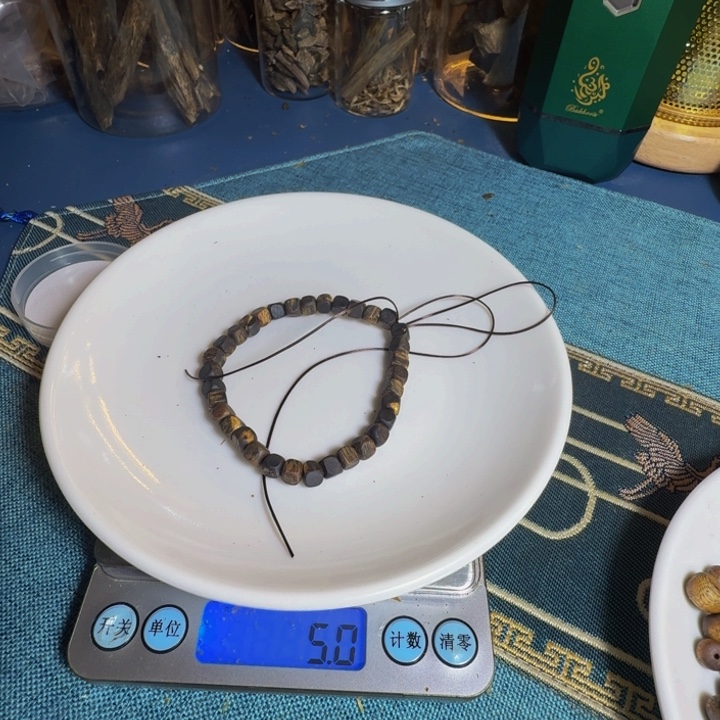 香***芋木木手工艺品绿棋红骨凹身散珠5克