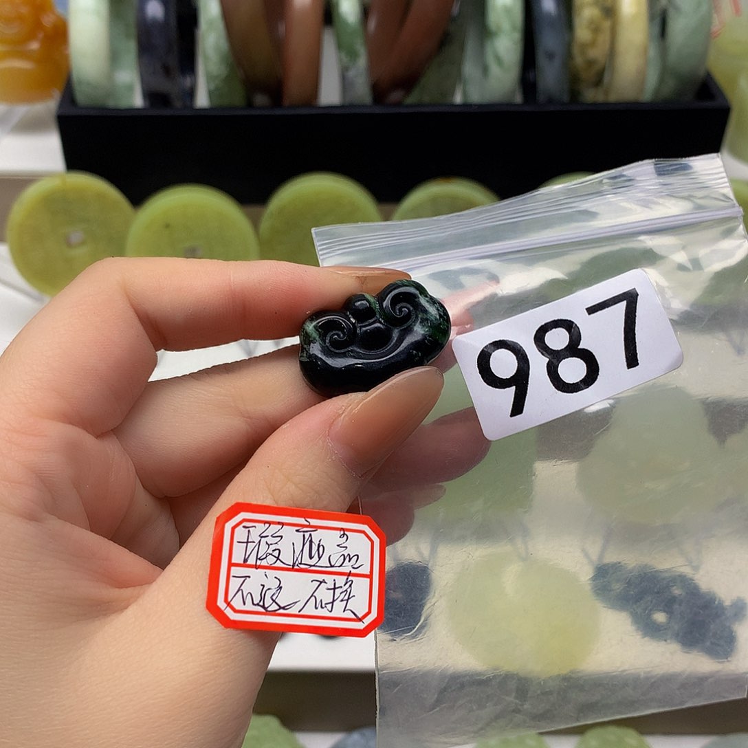 蛇纹石玉颈饰未镶嵌