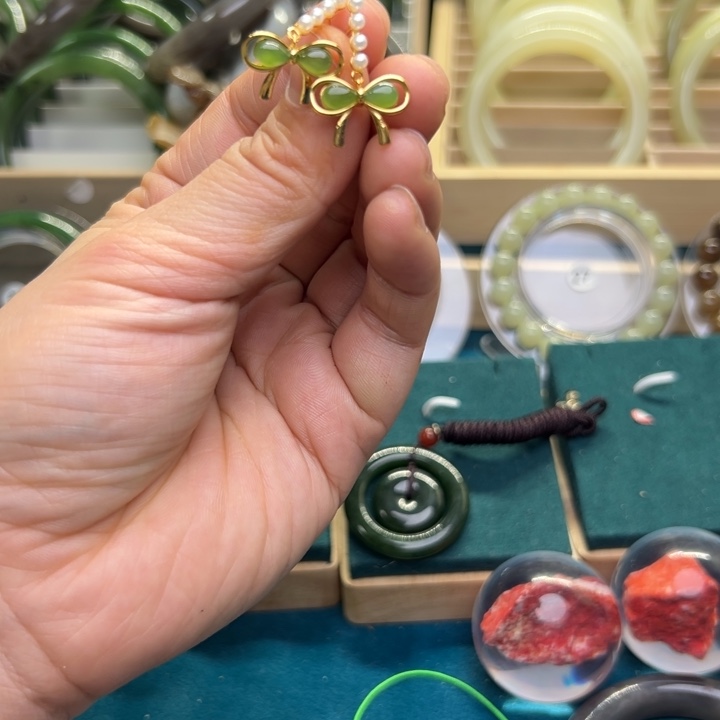 和田玉（碧玉）颈饰未镶嵌蝴蝶结