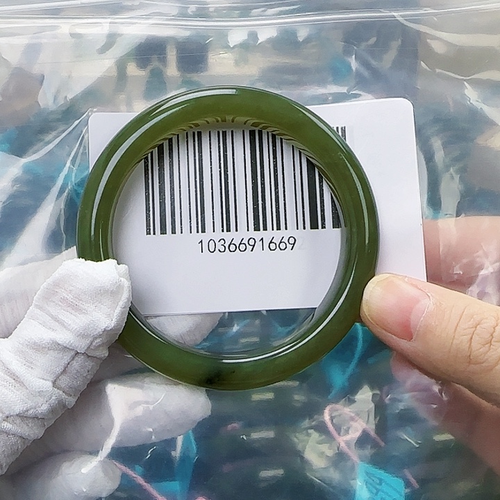 小***姐和田玉未镶嵌手镯包容54