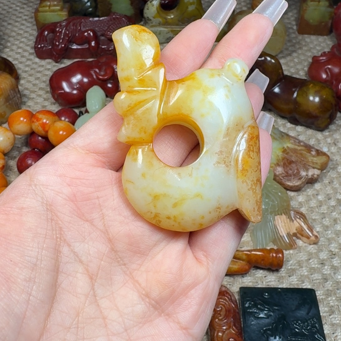 蛇纹石玉未镶嵌颈饰