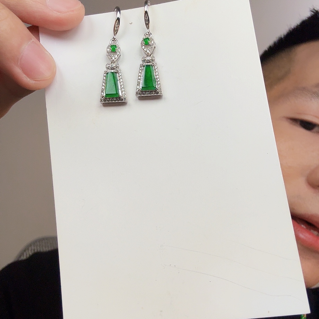 翡翠未镶嵌颈饰一对