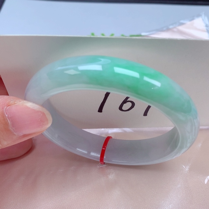 翡翠手镯未镶嵌翡翠