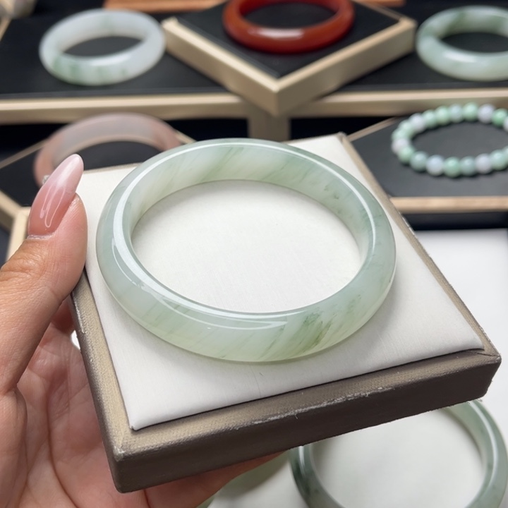 石英质玉手镯未镶嵌达*溜