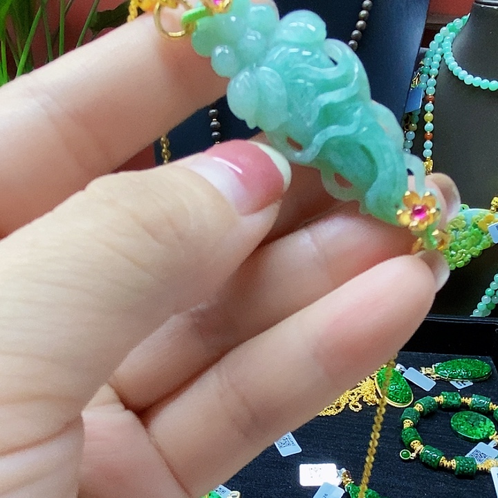 翡翠未镶嵌颈饰吊坠