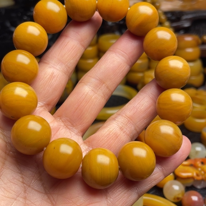 未镶嵌石英质玉（黄龙玉）颈饰