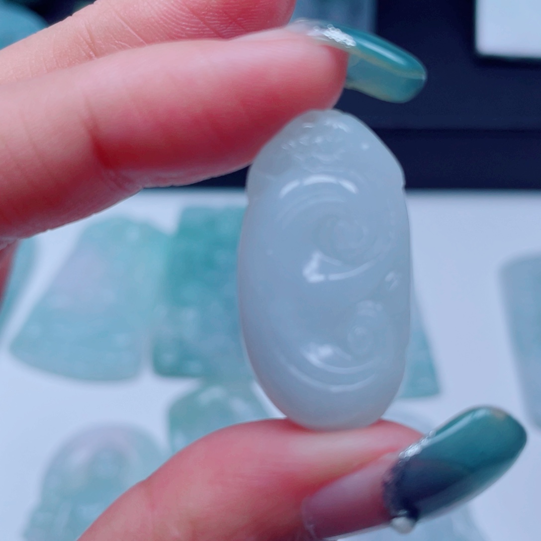 翡翠未镶嵌颈饰如意