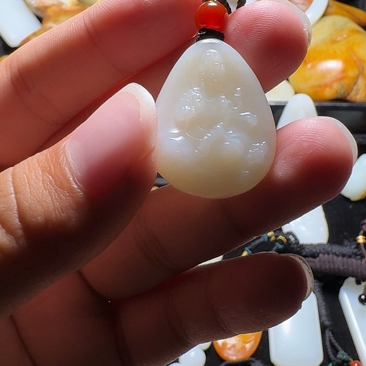 青***事和田玉未镶嵌颈饰