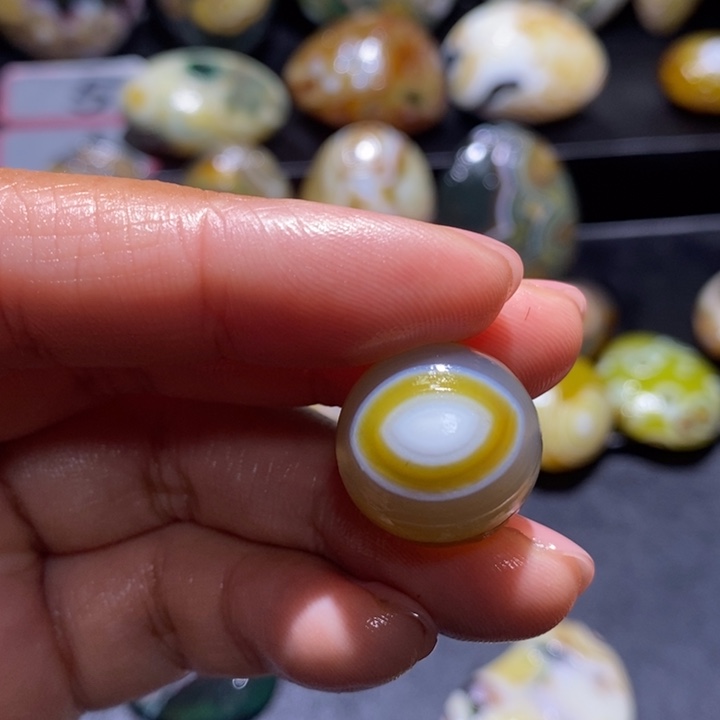 我***帽玛瑙/玉髓未镶嵌珠宝奇石