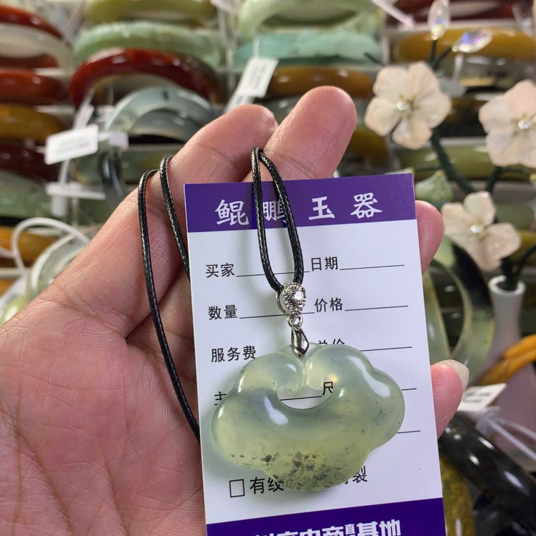 蛇纹石玉颈饰未镶嵌