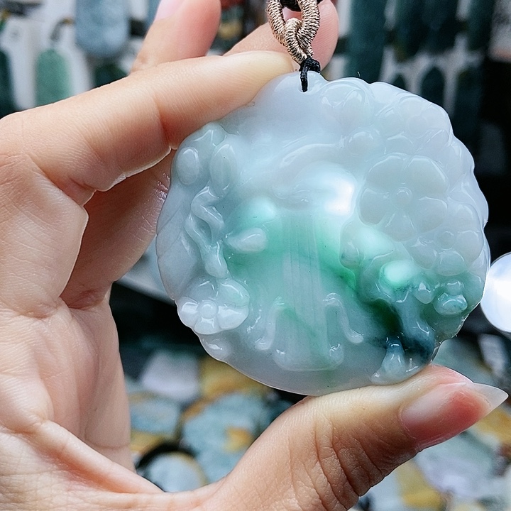 颈饰足铂镶嵌翡翠翡翠