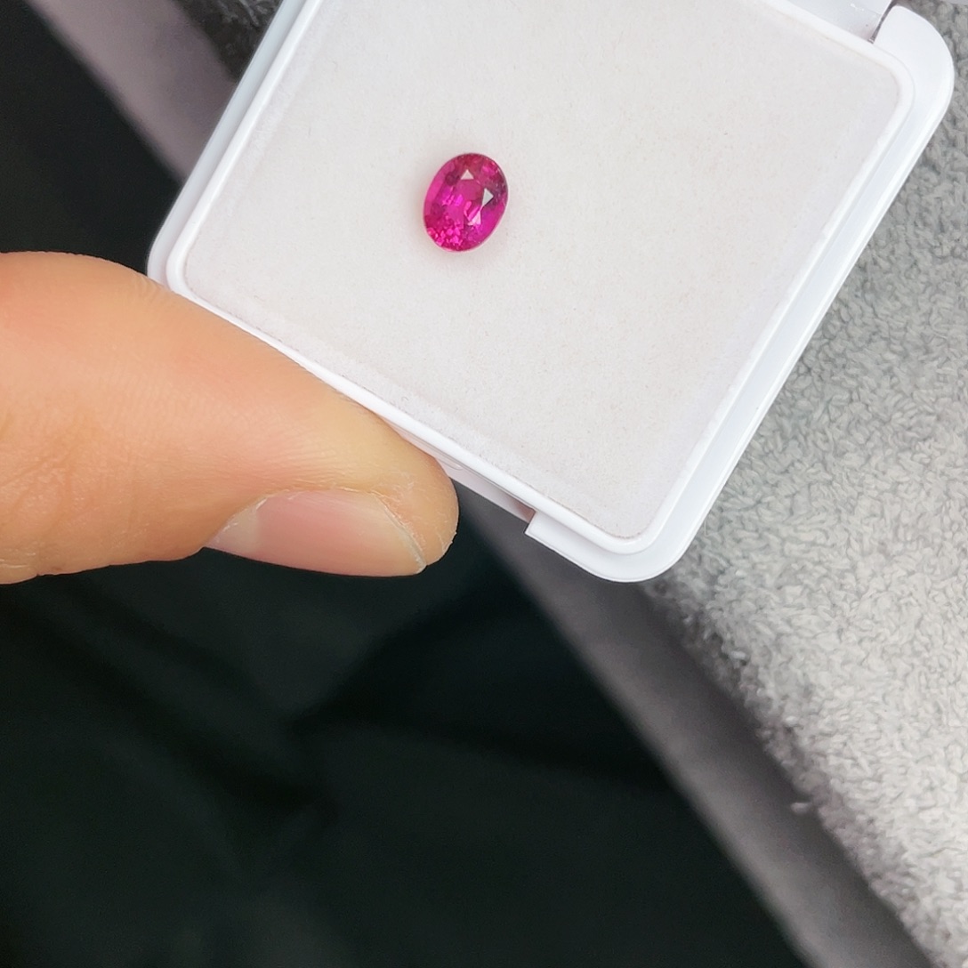 碧玺裸石未镶嵌0.67Ct。