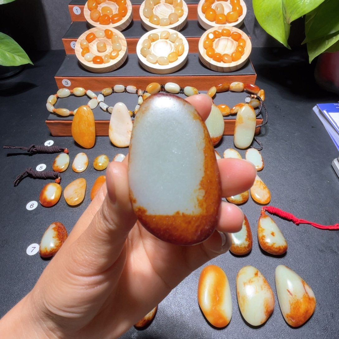 和田玉（糖玉）未镶嵌颈饰肖*记