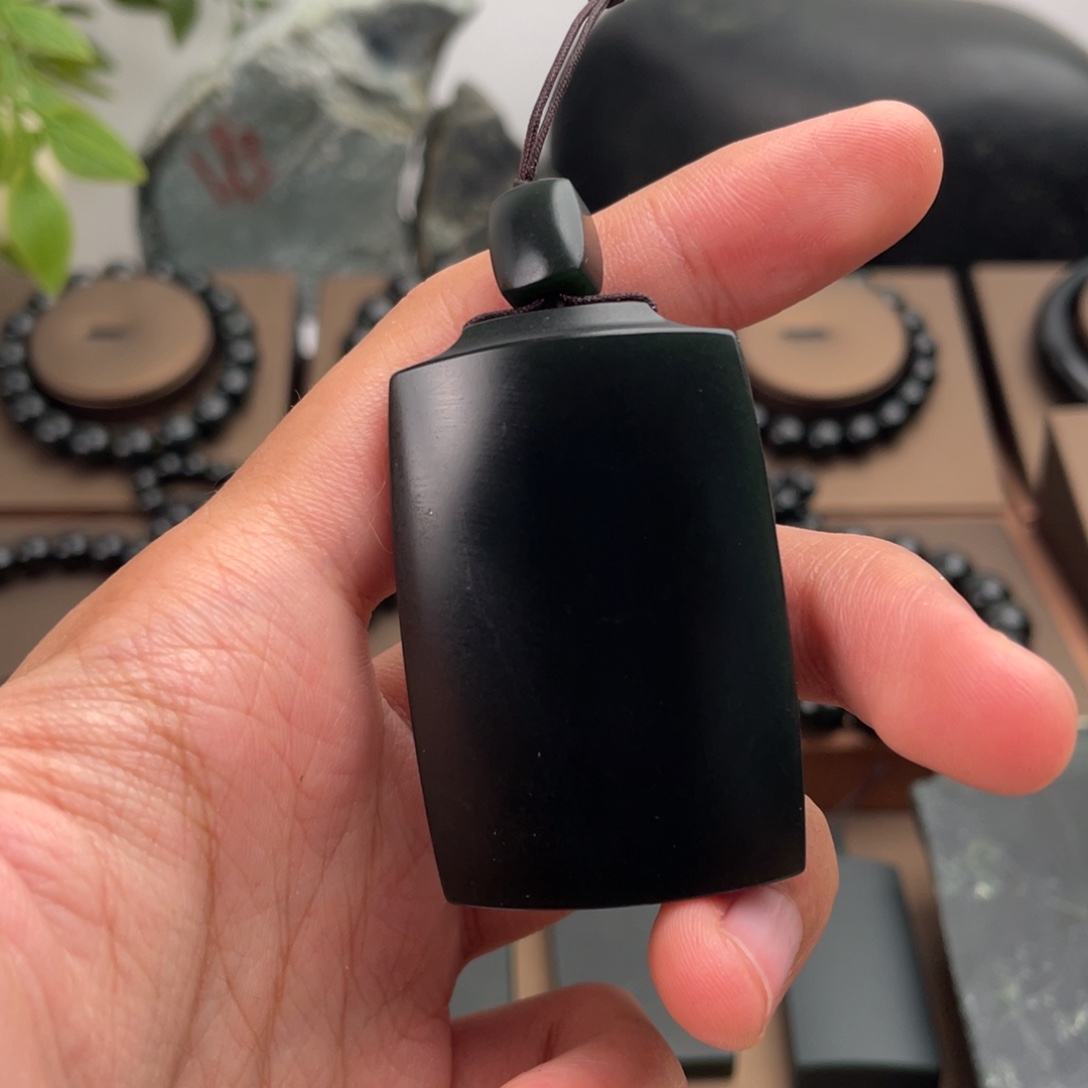 和田玉未镶嵌颈饰塔青无事牌微瑕