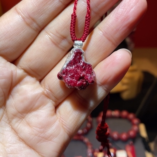 天然辰砂万山狗头砂镶嵌女款藏收全透光吊坠13.2克
