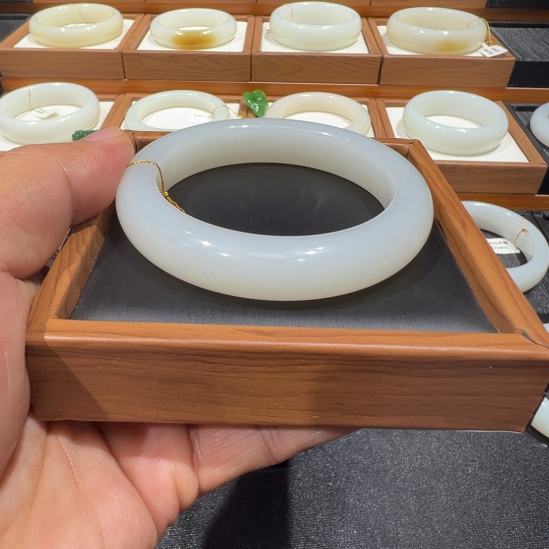 和田玉未镶嵌手镯