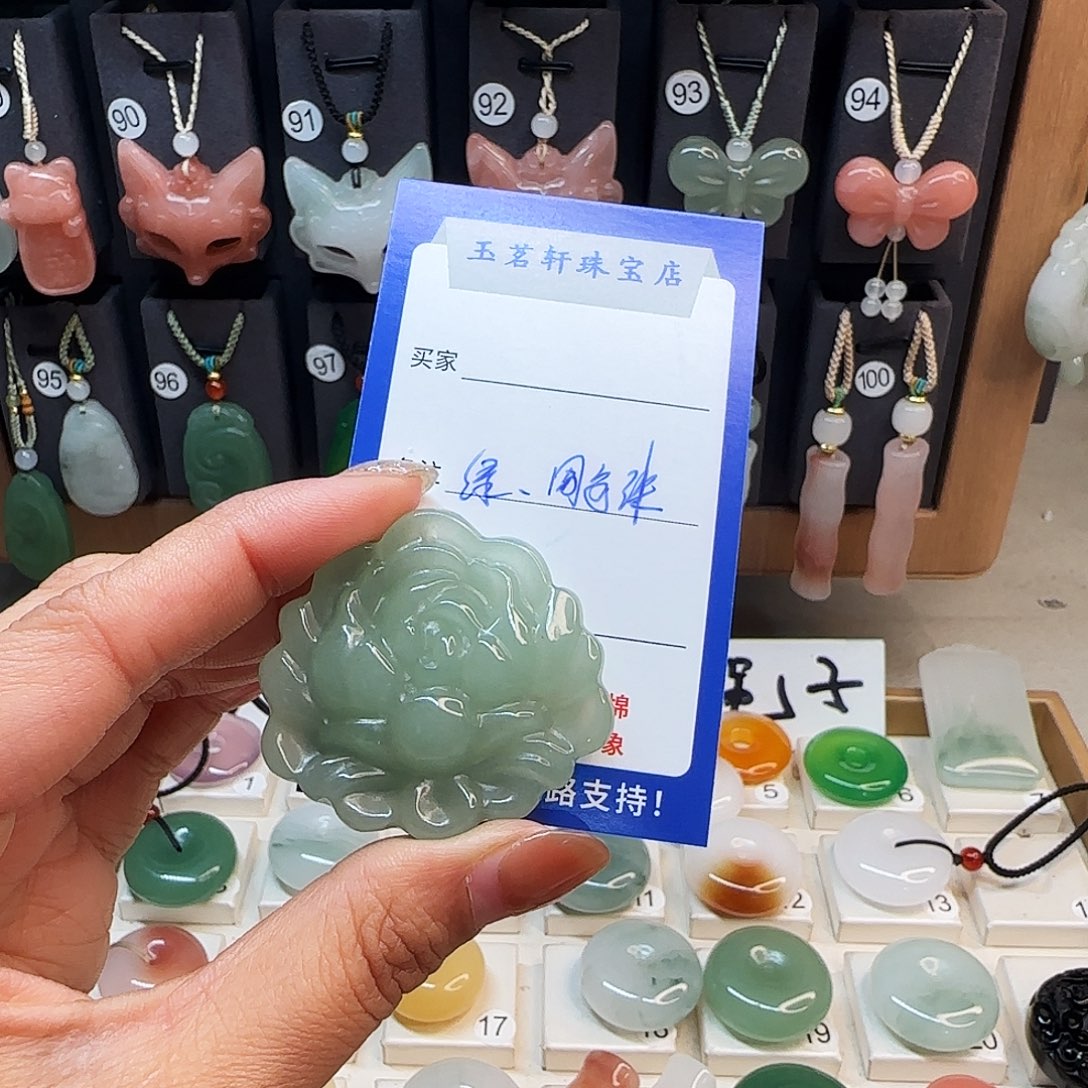 钱***锦石英质玉未镶嵌颈饰