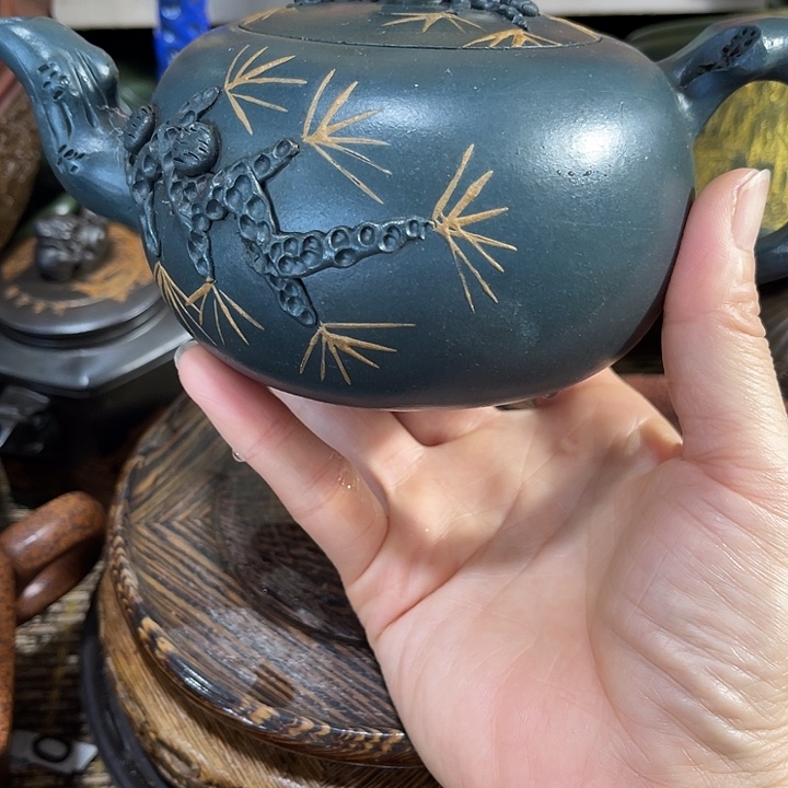 茶壶紫砂原矿泥料手工制作的一把紫砂壶。