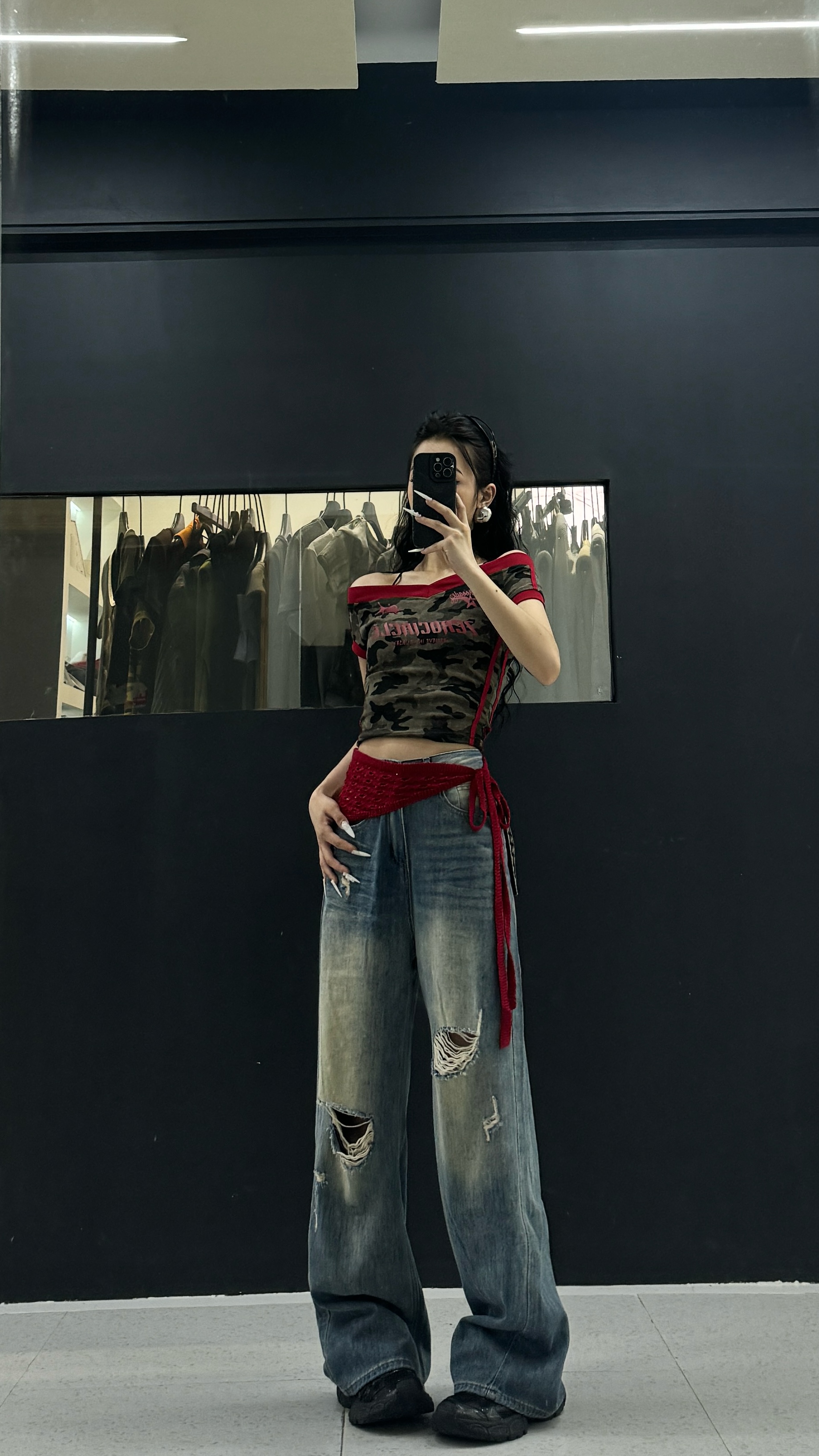 娱娱女装新款时尚洋气个性迷彩一字肩上衣T