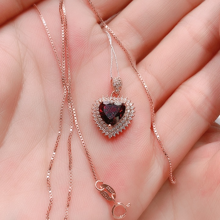 石榴石吊坠(赠链)银S925镶嵌小***。8✖️8