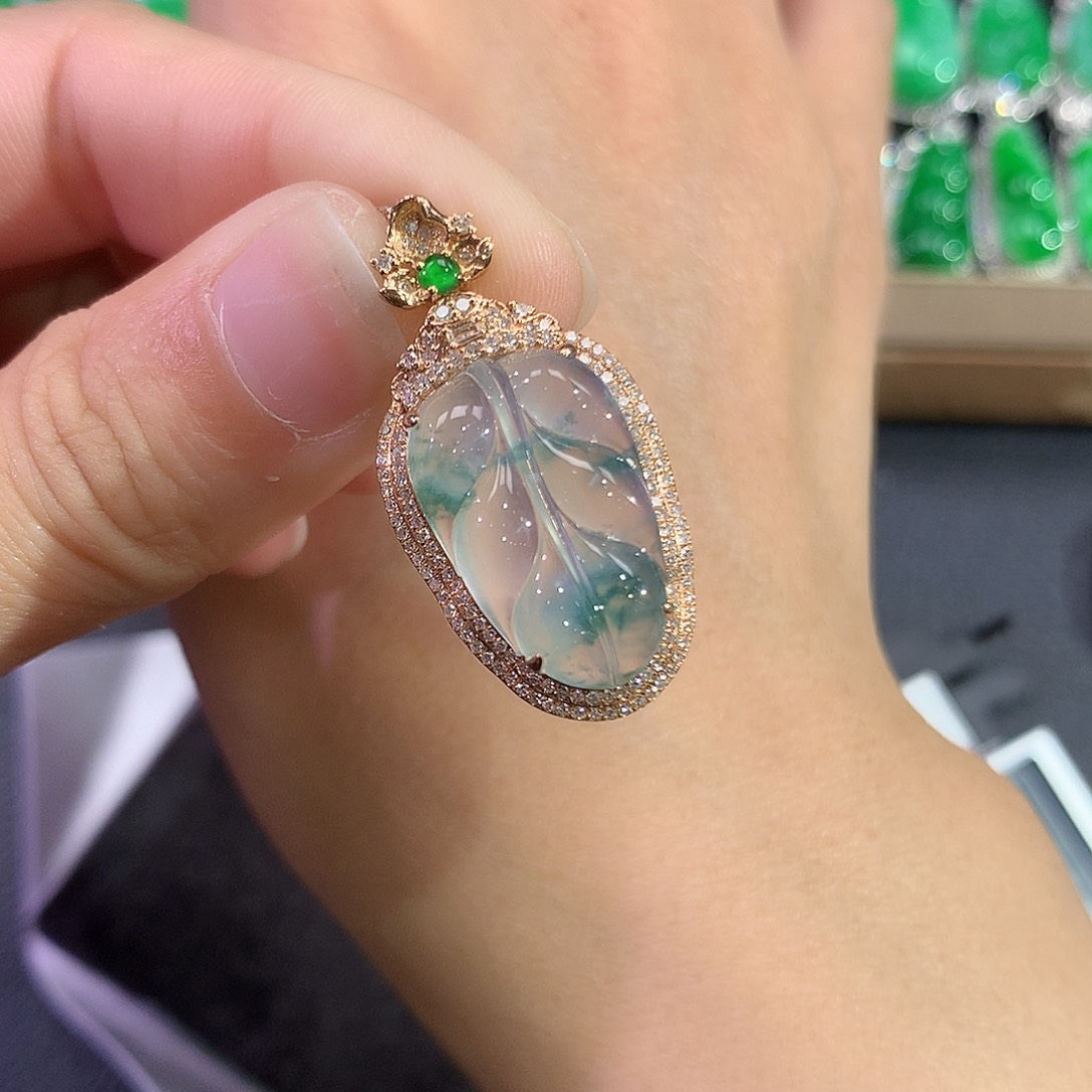 翡翠18K金镶嵌吊坠(赠链)