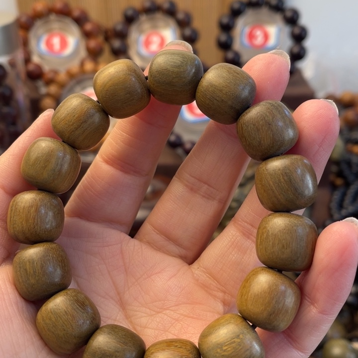 维腊木（绿檀）晓**光