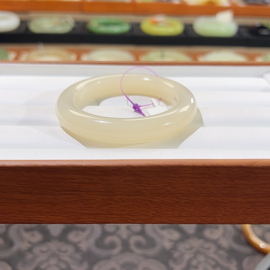 和田玉手镯未镶嵌毛**…