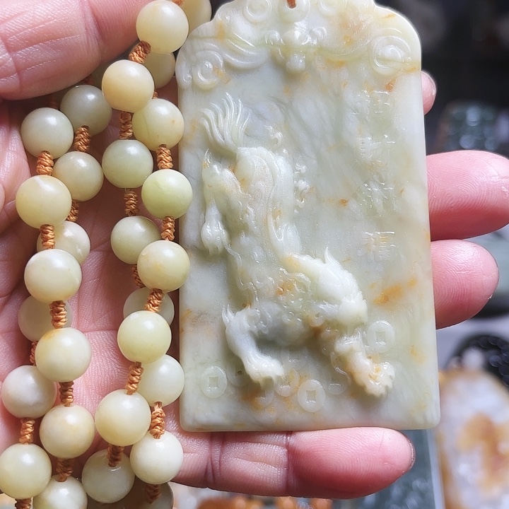 蛇纹石玉颈饰合金