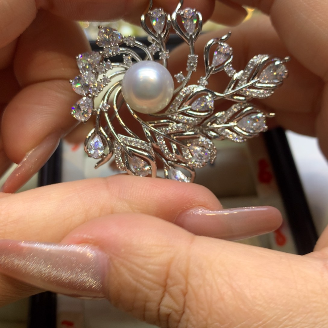 未镶嵌胸饰海水珍珠