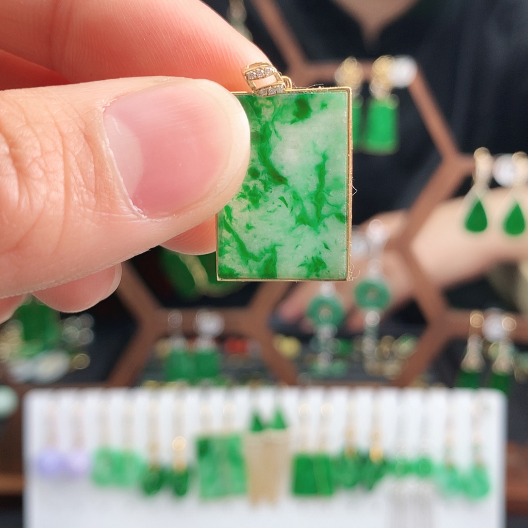 翡翠颈饰18K金镶嵌吊坠