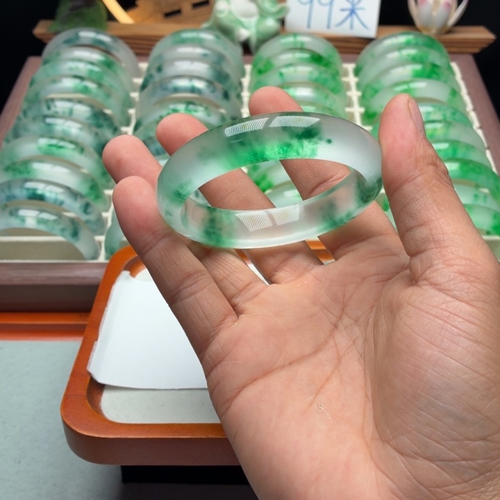 橙****石英质玉未镶嵌手镯