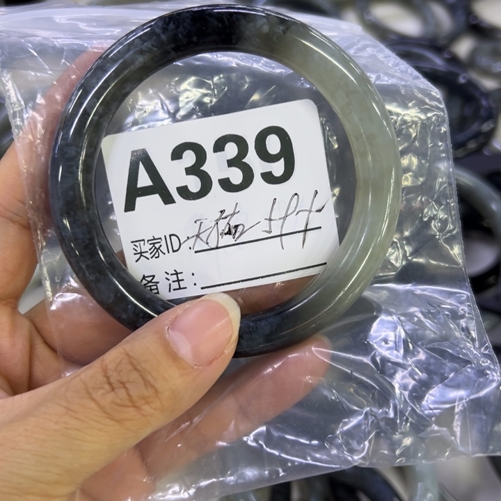 天***佑蛇纹石玉未镶嵌手镯