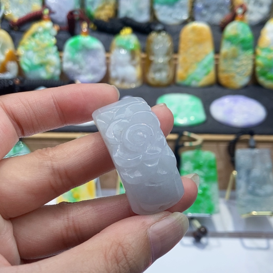 翡翠未镶嵌颈饰手牌
