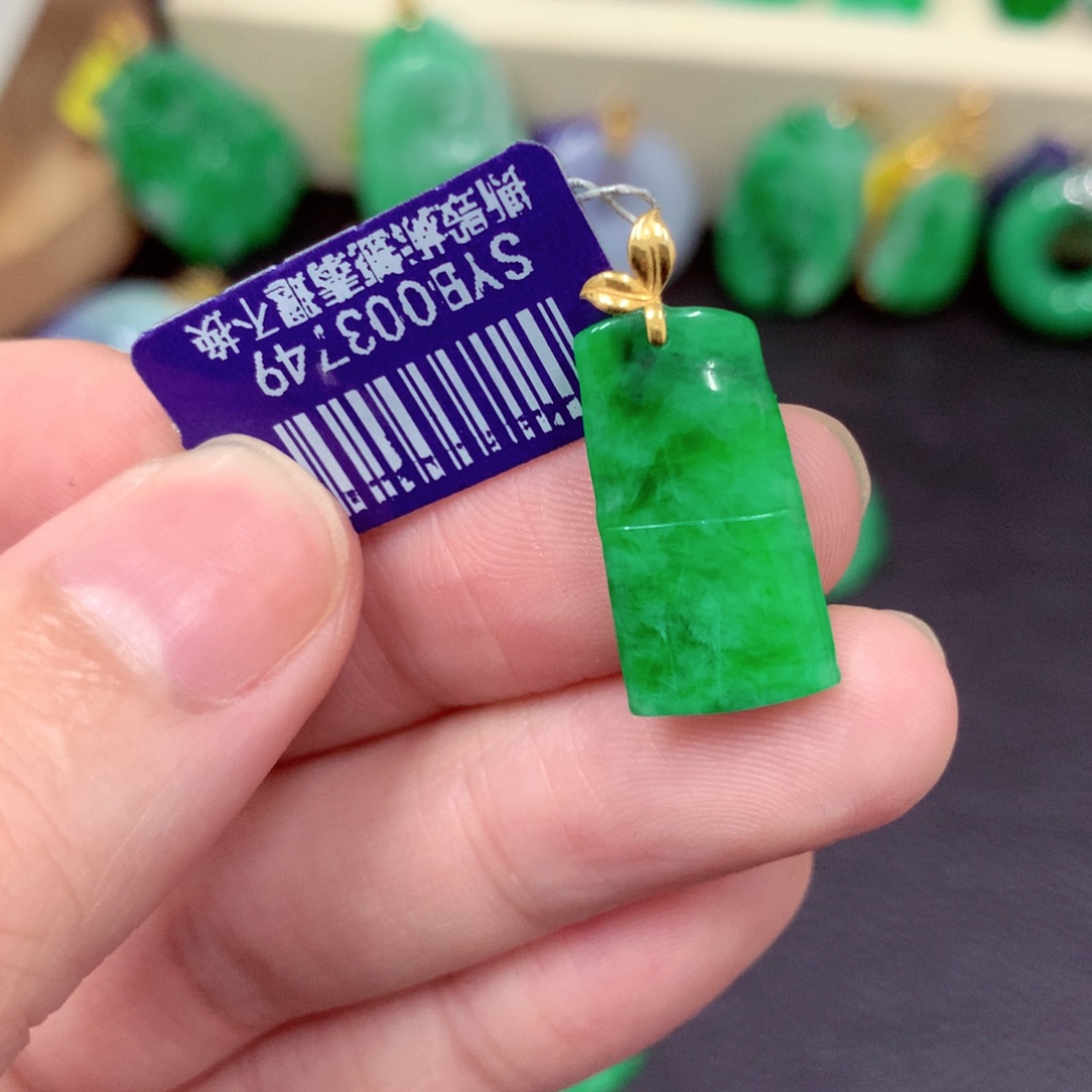 翡翠18K金镶嵌颈饰