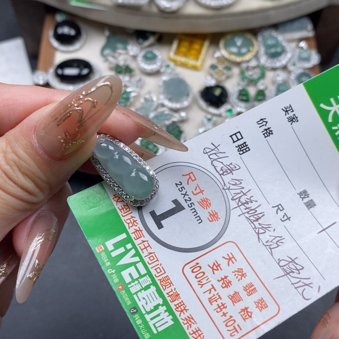 翡翠颈饰未镶嵌翡翠