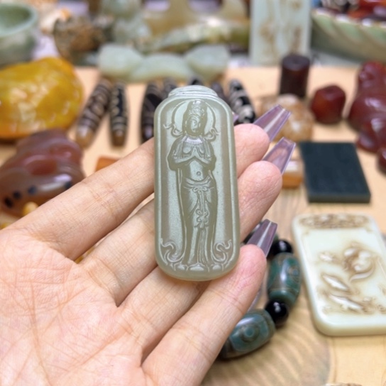 蛇纹石玉未镶嵌颈饰