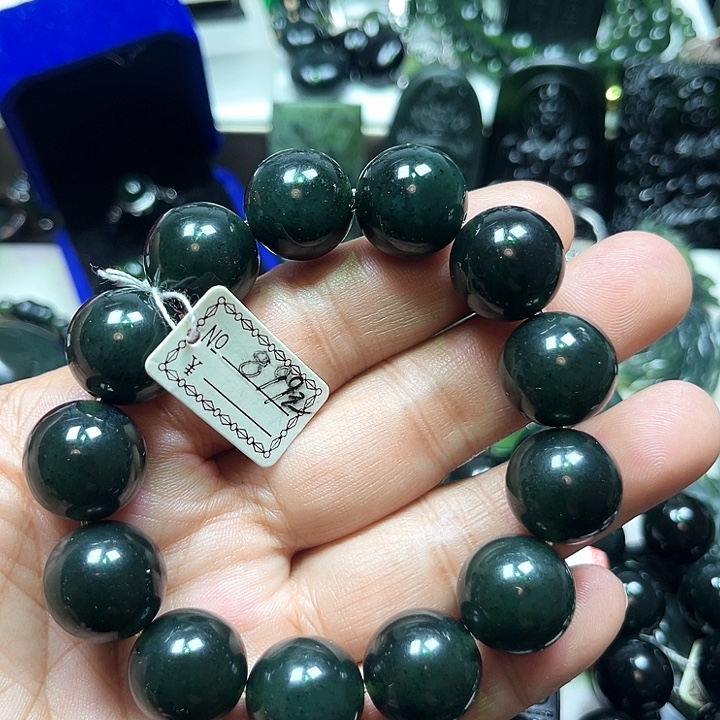 若***见蛇纹石玉未镶嵌颈饰